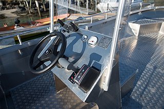 Angelboot in Nordland, Norwegen: Metallkonsolen mit Lenkrad und Steuerung. Perfekt für spannendes Meeresangeln in beeindruckender Naturkulisse. Ideal für Abenteuer- und Sportangler auf unvergesslicher Angelreise.