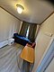Gemütliches, einfaches Zimmer in Nordland, Norwegen. Heller Raum mit Bett, Tisch, Stuhl und Fenster mit Blick ins Freie. Ideal für entspannte Angelreisen.