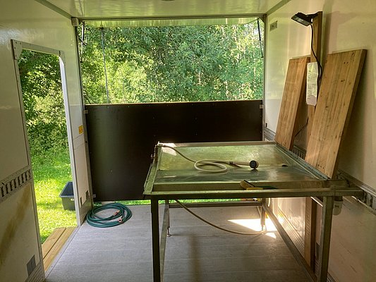 Angelvorbereitungsraum in Hitra, Norwegen: Ausgestattet mit Waschtisch und Ablageflächen, umgeben von üppigem Grün. Ideal für Angler zur Reinigung und Vorbereitung des Fangs nach einem erfolgreichen Angelausflug. Perfekt für Angelreisen und Abenteuerlustige.