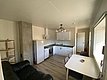 Gemütliche, helle Ferienwohnung in Nord-Norwegen, mit moderner Küche, Esstisch und Sofa. Ideal für Angelurlauber, die Komfort und Entspannung nach einem erfolgreichen Angelausflug in den beeindruckenden Gewässern der Region suchen.