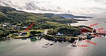 Luftaufnahme von Norwegens Hitra: Küstenlandschaft mit Hügeln, Bootsanleger und Filetierhaus. Perfektes Angelreiseziel mit vielfältigen Fischarten wie Köhler, Hering und Heilbutt. Ideal für Angelurlaub in idyllischer Naturkulisse.