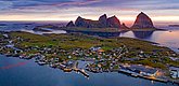 Luftaufnahme der dramatischen Inselgruppe Træna in Nordland, Norwegen, bei Sonnenuntergang. Die malerische Küstenlinie und majestätische Berge bieten atemberaubende Kulissen für Angelreisen und Outdoor-Abenteuer. Ideal für unvergessliche Angelurlaube.
