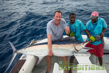 Auf einem Boot vor den Malediven wird ein prächtiger Marlin stolz präsentiert. Ideal für Angelurlaube – verspricht spannende Meeresabenteuer und unvergessliche Fänge. Perfekte Kulisse für passionierte Sportangler.
