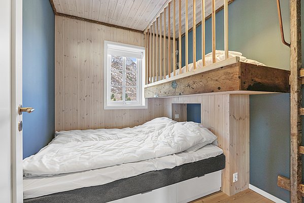 Gemütliches Schlafzimmer in Hütte, Südwest-Norwegen. Natürliche Holzwände, großes Bett, Fensterblick auf malerische Landschaft. Ideal für Angelurlaub und Erholung. Skandinavisches Design für Komfort und Entspannung. Perfekt für Natur- und Abenteuerliebhaber.