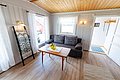 Gemütliches skandinavisches Wohnzimmer in Hitra, Norwegen. Helle Holzelemente, moderne Dekoration und viel Tageslicht schaffen eine einladende Atmosphäre. Ideal für entspannte Angelurlaube.