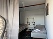 Gemütliches Zimmer in Nord-Norwegen mit zwei Einzelbetten, Regal und Teppich. Ideal für Angelurlauber, die Erholung in der Nähe von reichhaltigen Fischgründen suchen. Perfekt für Abenteuer und Entspannung in skandinavischem Ambiente.