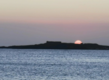Sonnenuntergang auf Sao Vicente, Kapverden: Die untergehende Sonne taucht den Atlantik und die silhouettierte Insel in warme Rottöne. Ideal für Angelreisen und Naturbeobachtungen in traumhafter Kulisse.