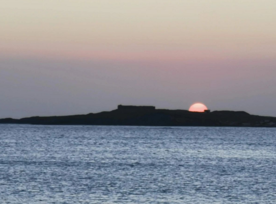 Sonnenuntergang auf Sao Vicente, Kapverden: Die untergehende Sonne taucht den Atlantik und die silhouettierte Insel in warme Rottöne. Ideal für Angelreisen und Naturbeobachtungen in traumhafter Kulisse.