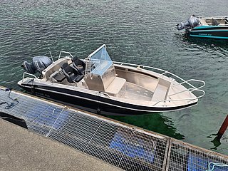Motorboot am Pier in Nord-Norwegen, perfekt für Angelabenteuer im klaren Wasser. Ideal für Angelreisen, entspannte Bootsfahrten und atemberaubende Naturlandschaften. Robust, komfortabel, bereit für Dein Nordland-Erlebnis.