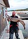 Ein Angler präsentiert stolz einen großen Fisch vor malerischer Küstenlandschaft in Hitra, Norwegen. Perfektes Ziel für Angelreisen und unvergessliche Meeresabenteuer. Ideal für Sportangler auf der Suche nach dem nächsten Fang.
