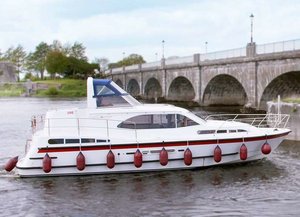 Modernes Hausboot auf dem River Shannon in Irland, nahe einer historischen Steinbrücke. Perfekt für entspannte Angelreisen und Erkundungen der idyllischen Landschaft. Ideal für Freizeitangler und Abenteurer. Schöne Kombination aus Natur und Komfort.