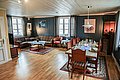 Gemütliches Wohnzimmer in Nord-Norwegen: rustikale Einrichtung, Holzmöbel, großer Esstisch, bequeme Sofas, helle Fenster. Perfekt für entspannte Abende nach einem erfolgreichen Angeltag. Ideal für Angelurlaub und Naturerlebnisse in malerischer Umgebung.