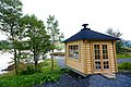 Angeln in Nordland, Norwegen: Gemütliche Holzhütte am Fjord, umgeben von grüner Natur. Perfekter Ausgangspunkt für unvergessliche Angelabenteuer und spektakuläre Landschaftserlebnisse.