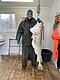 Ein Angler in Nord-Norwegen hält einen beeindruckenden Kabeljau in einer Hütte. Perfekter Fang im Angelurlaub, passende wetterfeste Kleidung, draußen verschneite Landschaft sichtbar. Abenteuerliches Meeresangeln in skandinavischer Umgebung.