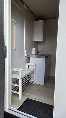 Ein Angelzubehör-Raum mit Stauraum und Kühlschrank im nordnorwegischen Nordland. Ideal zur Aufbewahrung und Vorbereitung deiner Angelausrüstung, perfekt für Angelreisen und Meeresangeln-Abenteuer.