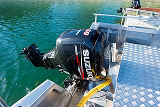 Ein moderner Außenbordmotor an einem Aluminiumboot in Nordland, Norwegen. Perfekt für Angelreisen mit erstklassiger Ausstattung und einfacher Handhabung. Petri Heil – sorglos angeln weltweit mit Andrees Angelreisen.
