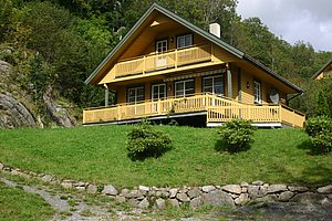 Gemütliches gelbes Holzhaus in Süd-Norwegen, umgeben von üppigem Grün. Perfekter Ausgangspunkt für Angelabenteuer und Naturerlebnisse, bietet Ruhe und skandinavischen Charme. Ideal für Erholung und Entdeckung der wunderschönen norwegischen Landschaft.