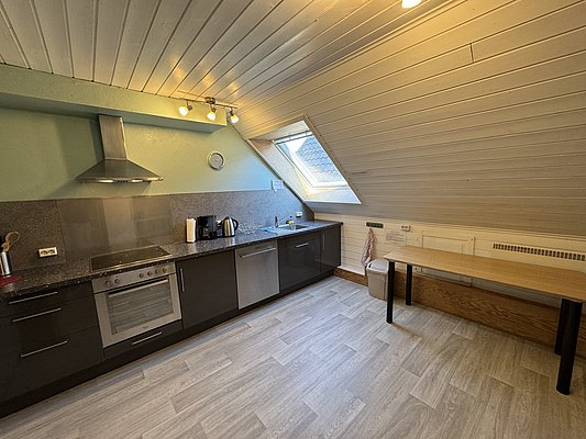 Dieses gemütliche Apartment auf Hitra, Norwegen, verfügt über eine moderne Küche mit Dachfenster. Perfekt für Angelurlauber, die Komfort und Selbstversorgeroptionen suchen. Entdecke unvergessliche Angelabenteuer in traumhafter Umgebung.