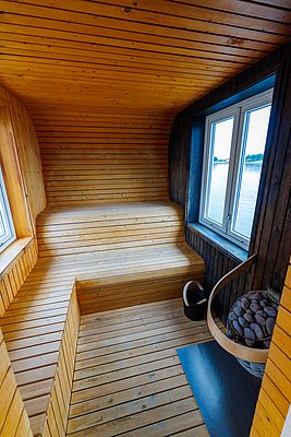 Gemütliche Sauna in Nordland, Norwegen, mit Holzverkleidung und Fensterblick auf das Wasser. Ideal für Entspannung nach einem Tag Meeresangeln. Perfekte Kombination aus skandinavischem Design und Naturerlebnis.
