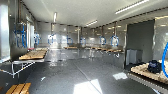 Moderner Filetierraum in Nordland, Norwegen: Hochwertige Ausstattung mit Edelstahlflächen, Wasserhähnen und reichlich Arbeitsbereich. Ideal für Angler, die ihren Fang effizient verarbeiten möchten. Perfekte Ergänzung für unvergessliche Angelreisen.
