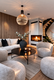 Modernes Wohnzimmer in Südwest-Norwegen mit stilvollem Kamin, gemütlichem Sofa und hölzernem Akzent. Elegante Beleuchtung und Dekoration schaffen eine entspannte Atmosphäre. Perfekt für komfortablen Urlaub nach einem ausgiebigen Angelausflug.