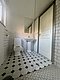 Helles Badezimmer in Nordland, Norwegen mit modernen, weißen Fliesen, Waschbecken und Toilette. Ideal für Erholung nach einem erlebnisreichen Angeltag. Komfort und skandinavisches Design vereint. Perfekt für Angelurlaube in malerischer Umgebung.