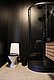Modernes Badezimmer in Nordland, Norwegen: zeigt eine elegante schwarze Duschkabine und eine Toilette auf gefliestem Boden. Ideal für einen komfortablen Angelurlaub. Perfekte Mischung aus Stil und Funktionalität in skandinavischem Design.