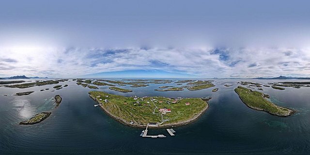 Luftaufnahme von Nordland, Norwegen: Malerische Inseln und Fjorde im klaren blauen Wasser. Eine ideale Kulisse für Angelurlaube und unvergessliche Abenteuer in der unberührten Natur. Perfektes Reiseziel für Angler und Naturliebhaber.