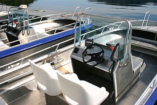 Silberne Angelboote mit Steuerkonsolen und weißen Sitzen liegen an einem ruhigen See in der Region Hälsingland, Schweden. Perfekt für Abenteuer-Angelreisen und entspanntes Meeresangeln in idyllischer Natur.
