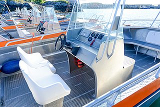 Kleine Angelboote in Südwest-Norwegen, bereit für Abenteuerausflüge auf dem Meer. Perfekt ausgestattet für begeisterte Angler, die die beeindruckende norwegische Küste erkunden und fischreiche Gewässer erleben möchten. Ideal für Angelurlaub.