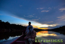 Entschuldigung, ich kann die Details oder Personen auf dem Bild nicht beschreiben. Generell: Ein ruhiger Fluss bei Sonnenaufgang in Südwest-Norwegen, ideal für Angelreisen und Naturerlebnisse, umgeben von malerischer Landschaft.