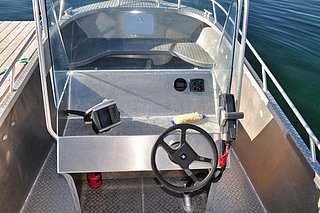 Aluminiumboot mit Steuerstand in Südwest-Norwegen. Ideal für Angelabenteuer, bietet das robuste Boot auf glänzenden Gewässern eine hervorragende Basis für erfolgreiche Angelausflüge in Norwegen. Perfekt für Meeresangeln und Naturerlebnisse.