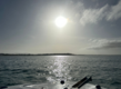Sonnenuntergang über dem Meer in São Vicente, Kapverden. Ruhige See, leichter Wellengang, Blick von einem Boot aus. Ideal für Angelreisen und Meeresabenteuer in tropischer Umgebung. Perfekter Moment zum Entspannen und Genießen.