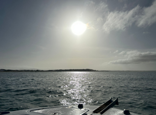 Sonnenuntergang über dem Meer in São Vicente, Kapverden. Ruhige See, leichter Wellengang, Blick von einem Boot aus. Ideal für Angelreisen und Meeresabenteuer in tropischer Umgebung. Perfekter Moment zum Entspannen und Genießen.