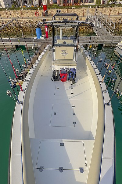 Anglerboot mit mehreren Angelruten im Hafen von Süd-Norwegen, bereit für ein Meeresangelabenteuer. Klare Struktur, gut ausgerüstet, perfekte Voraussetzungen für einen erfolgreichen Angelurlaub.
