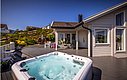 Moderne Ferienhaus-Terrasse in Südwest-Norwegen mit Whirlpool. Sonnenreiche Lage, umgeben von malerischer Natur. Perfekt für erholsame Angelreisen und Entspannung nach erfolgreichen Fängen. Genieße die Ruhe und das skandinavische Design im Urlaub.