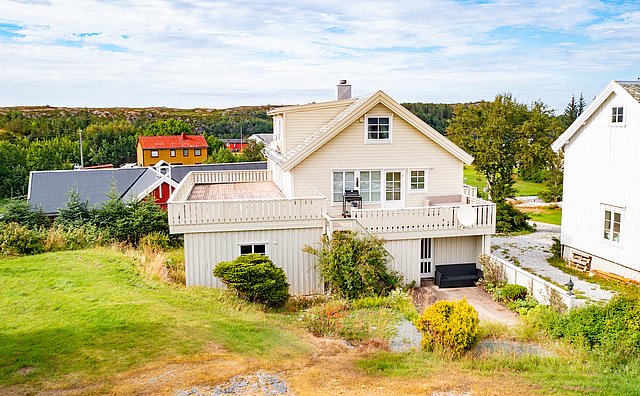 Helles Ferienhaus auf Hitra, Norwegen, umgeben von grüner Landschaft, ideal für Angelurlaub. Große Terrasse bietet traumhafte Aussicht. Ruhige Lage, perfekte Basis für Abenteuertouren und entspanntes Meeresangeln. Ideal für Sportangler und Naturliebhaber.