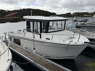 Ein modernes Angelboot liegt im Hafen von Süd-Norwegen. Umgeben von malerischer Küstenlandschaft und ruhigem Wasser, ideal für Angelreisen und maritime Abenteuer. Perfekte Ausgangsbasis für unvergessliche Angeltouren.