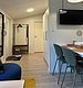 Moderne, gemütliche Ferienunterkunft in Hitra, Norwegen, mit hellem Interieur, Essbereich, TV und praktischem Stauraum – ideal für Angelurlaube und Entspannung. Perfekte Basis für unvergessliche Norwegen-Erlebnisse und erholsame Rückzugsorte nach erfolgreichen Angeltouren.