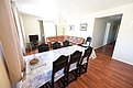 Gemütliches norwegisches Wohnzimmer mit Holzboden, Esstisch und TV-Bereich. Ideal für Angelurlaub in Hitra. Entspanne nach einem erfolgreichen Angelausflug in dieser einladenden Unterkunft. Perfekt für Erholung und Abenteuerlust.