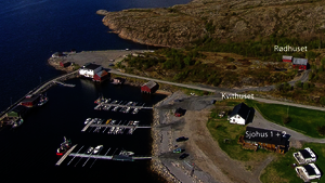 Luftbild des Hafens in Hitra, Norwegen: Boote im klaren Wasser, umgeben von felsiger Küste und grünen Wiesen. Angeln und Erholung in idyllischer Landschaft bei Kvithuset, Rødhuset und Sjøhus. Perfekt für Angelreisen und Naturgenuss.