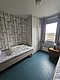 Gemütliches Zimmer mit Einzelbett, Schrank und Fensterblick auf malerische norwegische Landschaft in Südwest-Norwegen. Perfekter Rückzugsort nach einem erfolgreichen Angeltag. Ideal für Angelreisende, die Ruhe und Komfort suchen.