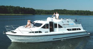 Hausboot auf dem River Shannon, Irland, bietet erholsame Angelreisen. Sonniges Wetter, grüne Ufer und luxuriöse Bootsfahrten laden zur Entspannung ein. Ideale Kulisse für Angelurlaub und Naturerlebnis. Perfekt für Abenteuerlustige und Erholungssuchende.