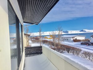 Winterliches Sudavik, Island: Schneebedeckte Landschaft mit Blick auf ruhige Fjorde, moderne Häuser und strahlend blauen Himmel. Perfektes Ziel für Abenteuer und Erholung in malerischer Kulisse. Ideal für einen unvergesslichen Angelurlaub in Island.