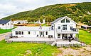 Ein modernes Ferienhaus in Nordland, Norwegen, mit großer Terrasse und umliegender Natur. Ideal für Angelreisen und Erholung, bietet es komfortable Unterkünfte in malerischer Umgebung, perfekt für Abenteuer und Entspannung.
