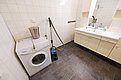 Waschküche in Hitra, Norwegen: Moderne Waschmaschine, Staubsauger, geräumiger Waschbereich mit Spüle und Stauraum. Perfekt für Angeltouren ausgestattet. Praktische Annehmlichkeiten für einen komfortablen Angelurlaub.