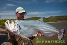 Angler hält einen großen Fisch vor malerischer Landschaft in Südwest-Norwegen. Perfektes Ziel für einen spannenden Angelurlaub. ideales Reiseziel für Sportangler. Andrees Angelreisen bietet erstklassige Angelabenteuer in dieser fischreichen Region.