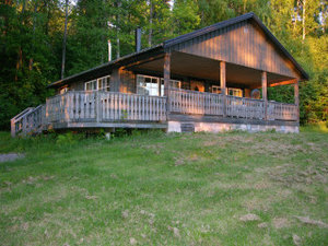 Gemütliche Holzhütte in Värmland, Schweden, umgeben von grünen Wäldern. Ideal für Natur- und Angelliebhaber, die Abgeschiedenheit und Ruhe suchen. Perfekter Ausgangspunkt für Angelabenteuer und Erholung in einer wunderschönen Naturlandschaft.