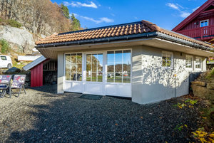 Gemütliches Ferienhaus in Süd-Norwegen, idyllisch gelegen zwischen Felsen und Natur. Perfekt für Angelurlaub und Erholung. Große Fensterfront, einladender Außenbereich. Ideal für Abenteuer und Entspannung in der norwegischen Natur.