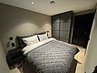 Gemütliches Schlafzimmer in Südwest-Norwegen mit einem großen Bett, modernen Einbauschränken und stilvoller Beleuchtung. Perfekt für erholsame Nächte nach einem erfolgreichen Angelurlaub in atemberaubender Natur.